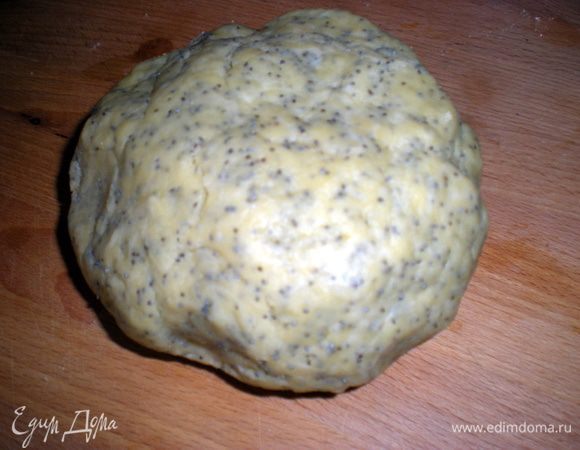 Соль растворить в воде.Просеять муку и смешать с маком.В муку добавить масло и желток,соленую воду.Вымесить однородное тесто.Если тесто густовато,добавить еще немного воды.Сформировать шар,завернуть в пленку и убрать в холодильник на час.