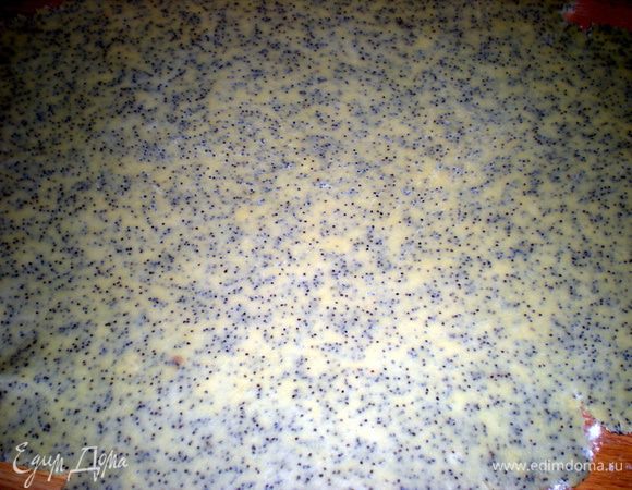 Тесто тонко раскатать на посыпанной мукой поверхности.