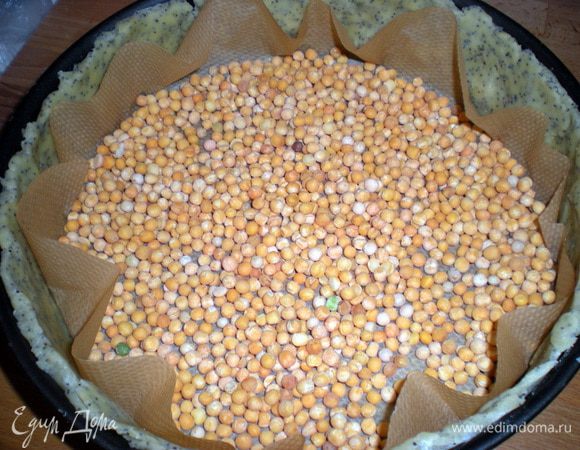 Переложить в форму,накрыть листом бумаги и засыпать дно горохом.Выпекать 15 минут при 180гр.