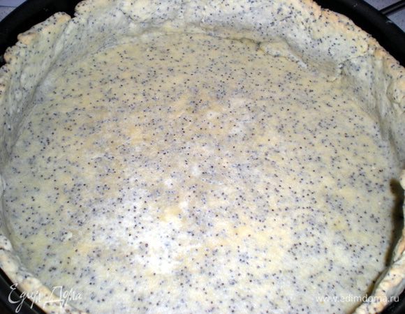 Вытащить основу для пирога,удалить бумагу с горохом и поставить обратно еще на 15 мин.