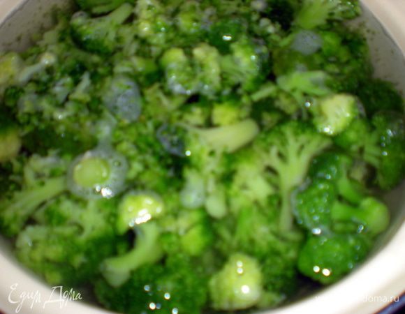 Брокколи отварить в кипящей воде 3 мин.Откинуть на дуршлаг.