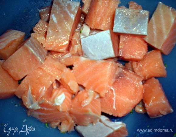 Рыбу нарезать крупными кубиками.