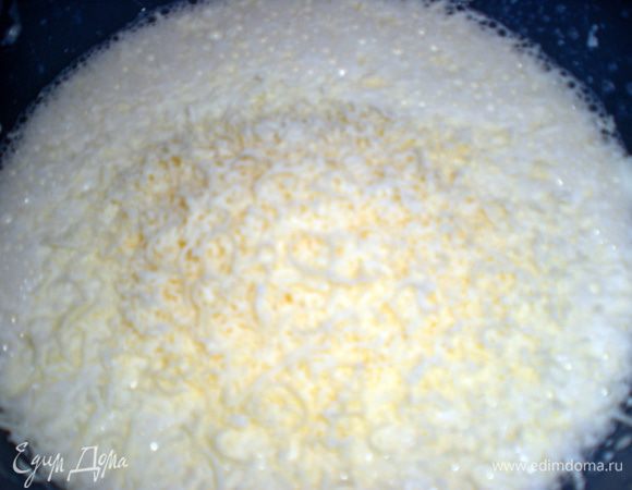 Яйца взбить со сметаной и сыром,добавить цедру и сок лимона,укроп,посолить и поперчить.