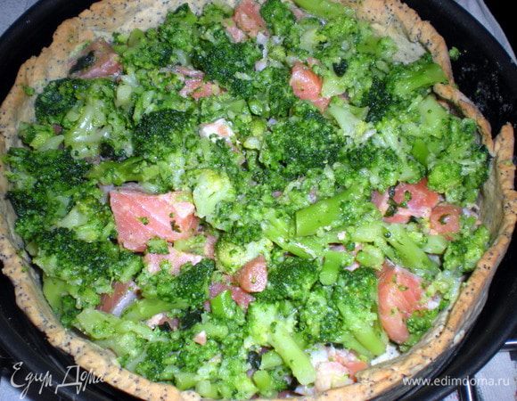 На основу для пирога выложить брокколи и филе рыбы.