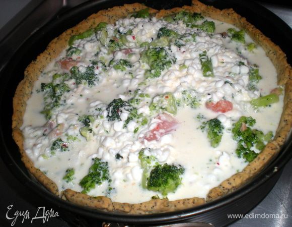 Залить яично-сметанной смесью.Выпекать при 180гр 40-50 мин.