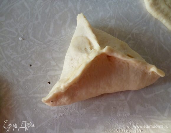 и вот такой пирожок получается.Его печь лучше швом вниз,что бы начинка не подтекла.