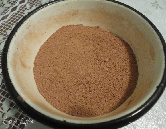 Смешать сахар с какао.