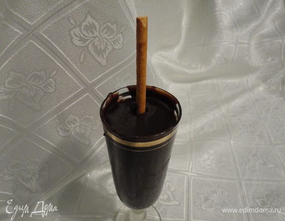 Вылить в высокий бокал и остудить.Окунаем в остуженный ганаш соломку и украшаем.