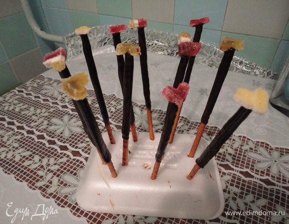 Вырезаем из мармелада сердечки и крепим как шляпки на соломки.