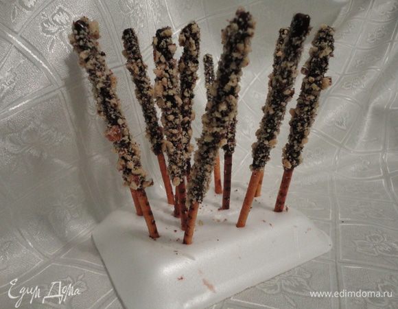 Украшаем толчеными орехами.