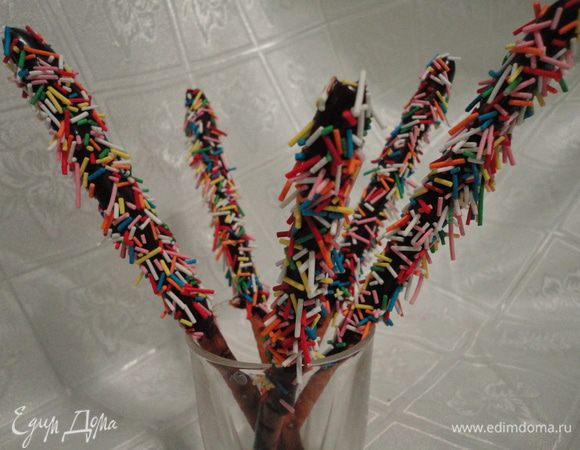 Украшаем посыпкой.