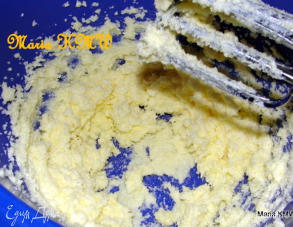 Сливочное масло взбиваем с 200 гр. сахара, щепоткой соли, ванильным сахаром. Добавляем к массе по-одному яйца и тщательно взбиваем. 