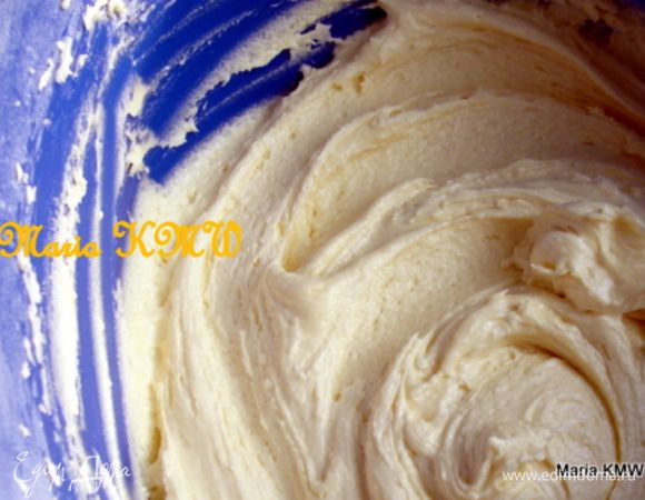 Муку, разрыхлитель и крахмал просеять, смешать и постепенно вмешать в яично-сливочную массу.
