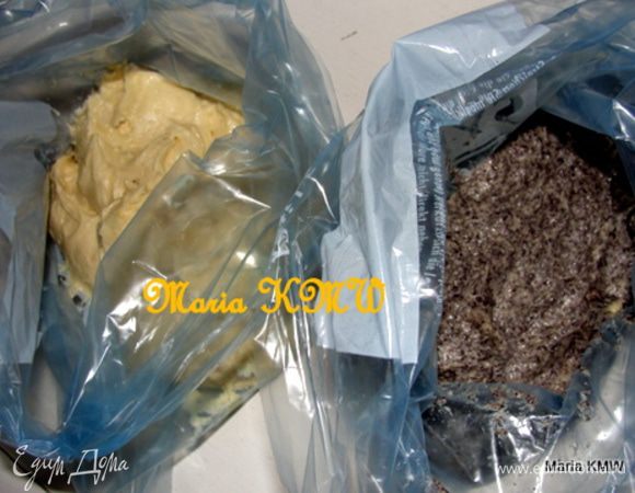 Разделить тесто на равные две части, выложив тесто в два полиэтиленовых пакета. В одну часть добавить мак и молоко. (Оставить 1 ст.л. мака для присыпки пирога.)