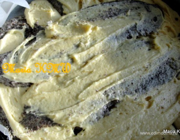 В форму для выпечки, выложенную бумагой для выпечки, выкладываем тесто. Обрезаем уголки пакета и выдавливаем тесто по-очередно, в виде полосок. Одна светлая, другая темная с маком. Должен получиться один слой. У меня получилось два, но это не испортило рисунка. 