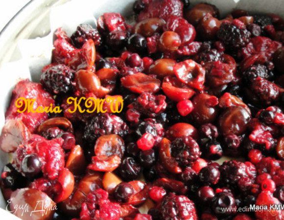 Поверх теста выкладываем вишню или ягоды. Выпекаем пирог в разогретой духовке при 175 градусах, до готовности, 30-40 минут. Проверяем готовность спичкой или шпажкой. Даем остыть.