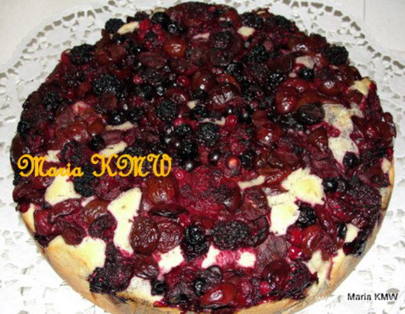 Взбиваем сливки с оставшимися 20 гр. сахара. ***Можно разрезать пирог на два коржа. Нижний корж пропитать сиропом, соком от ягод смешанным  сахаром и водой, пирог будет еще нежнее.*** Смазываем пирог взбитыми сливками и присыпаем маком. Даем пирогу настояться.
 