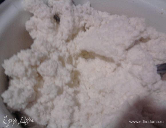 Разогреваем духовку до 180 градусов. В творог вмешиваем 4 желтка. Я специально не использовала блендер, чтоб запеканка как можно больше походила на ту самую.