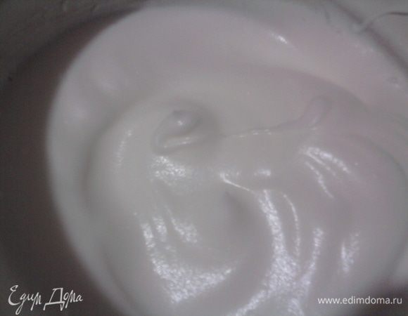 Белки взбить в устойчивую пену, постепенно добавляя сахар. С таким количеством сахара запеканка получается практически несладкой, но сметанный соус потом все исправляет.