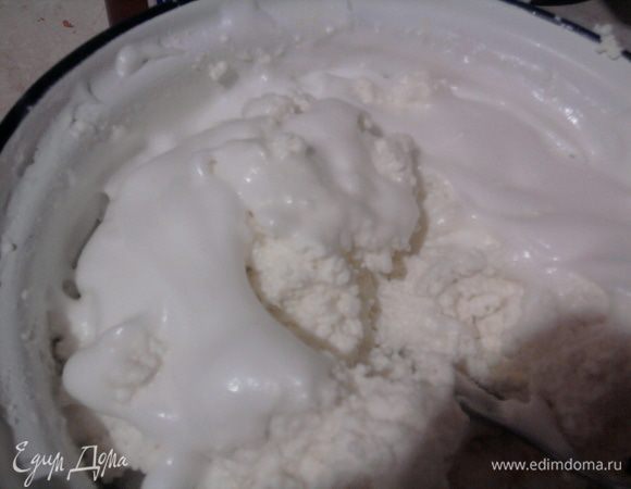 К творожной массе добавить муку, смешанную с разрыхлителем. А затем аккуратно вмешать белки.