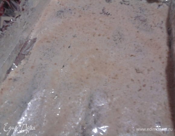 Форму (у меня 20х30 и она полностью заполняется, а при выпечке масса приподнимается шапочкой) застелить фольгой и засыпать сухарями.