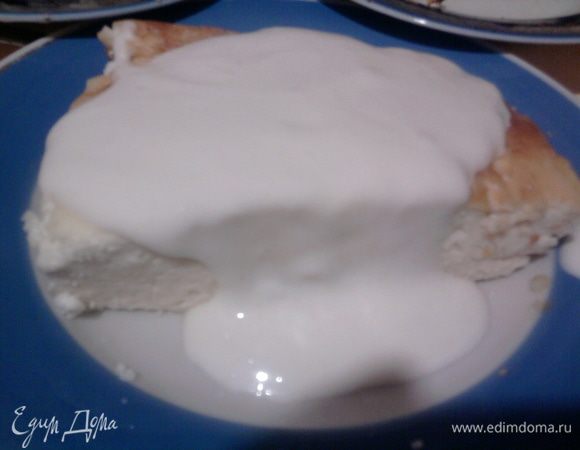 Теперь можно доставать, нарезать порционно, полить сметанным соусом, или сметаной как мой муж, который не помнит такую запеканку в детском саду, что совершенно неудивительно, учитывая его способность возвращаться из детского сада домой еще до того, как бабушка, которая отводила его в сад, доходила до дома:)))