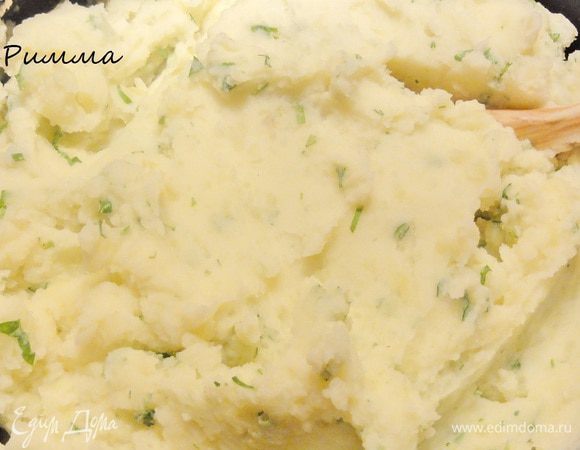 Добавьте молоко, сл. масло и помните. Пюре должно быть не жидким. Положите половину рубленой зелени и перемешайте.