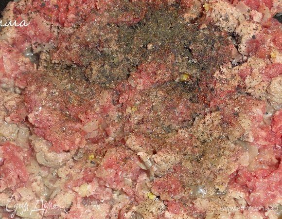 Положите  к нему фарш и специи. Обжаривайте, помешивая, до готовности. 