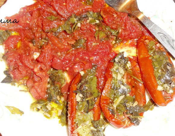 Добавьте порезанные вяленые помидоры, томатный соус  или помидоры в собственном соку. 