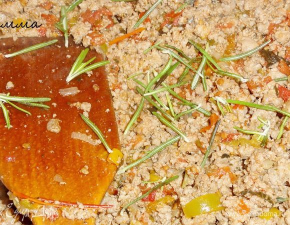 Тушите пока сок почти весь не выкипит. Положите зелень и розмарин.