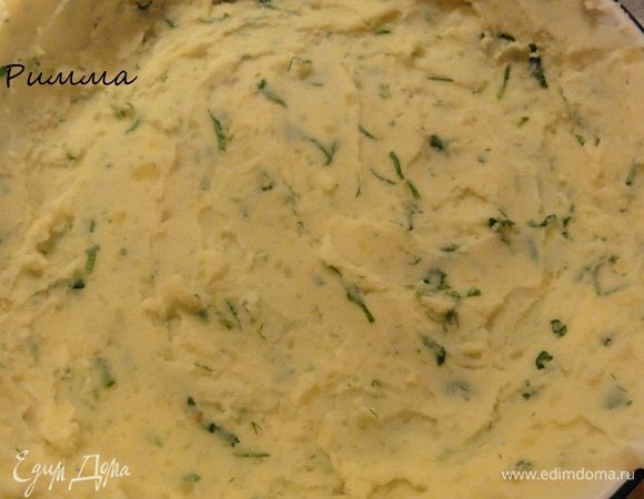 Разогрейте духовку до 200-220 градусов.
В форму положите половину картофельного пюре. 