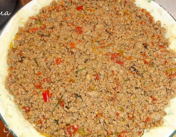 Затем мясную начинку.