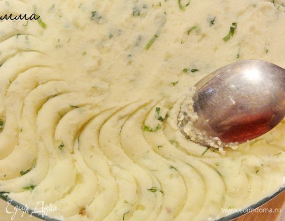 Покройте оставшимся пюре.
Нанесите узор. 
