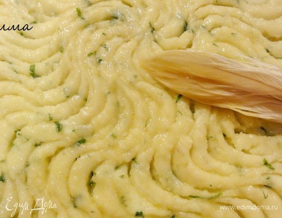 Смажьте яйцом и поставьте выпекать на 20-25 минут.