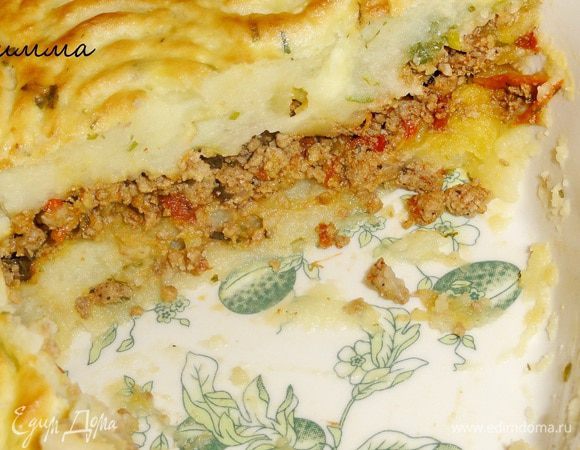 Запеканку можно подавать с салатом или солеными овощами.

