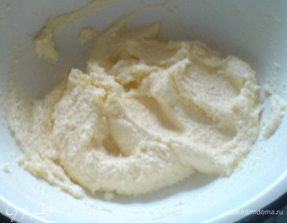 Размягченное сливочное масло растереть с сахаром(я для этого использую резиновую лопатку)до посветления.