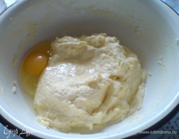 Апельсин вымыть.Натереть цедру и отжать сок.Добавить 1 ст.л.муки.Ввести яйца по одному,тщательно вымешивая.