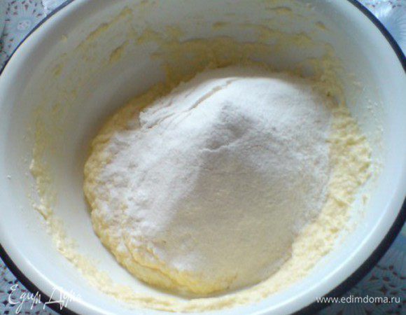 Добавить просеянную муку(я добавила сначала половину),разрыхлитель(или соду),ванильный экстракт и вымешать тесто.