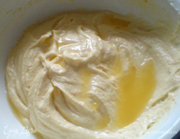 Всыпать цедру и постепенно вливать апельсиновый сок.Добавить оставшуюся муку.