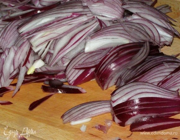 Красный лук очистите и нарежьте тонкой соломкой.