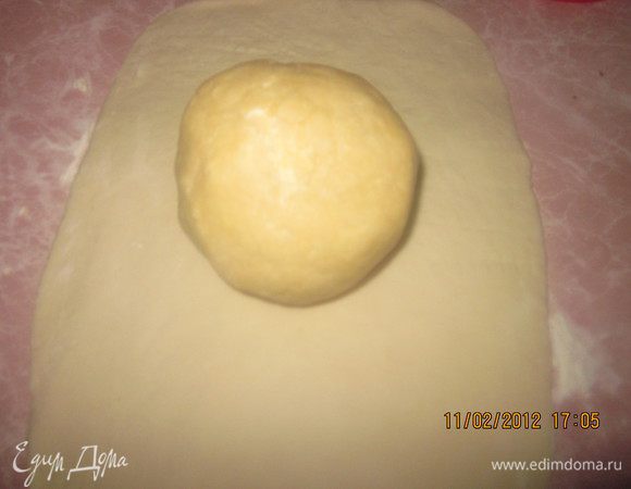 Для приготовления слоеного теста пользуюсь рецептом Снежинки Татьяны ( http://www.edimdoma.ru/recipes/32472)
:Смешаем ингридиенты для теста 1- перетрем муку с маргарином в крошку.Скатаем шар.Вымесим тесто 2.Раскатаем его в пласт,на него сверху выыложим шар из теста 1.