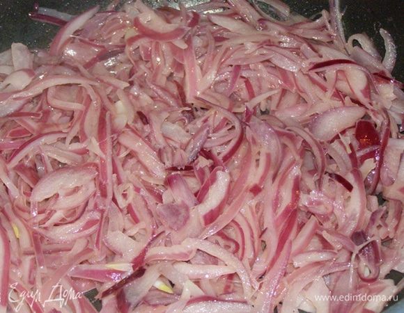 Сковороду разогрейте, смешайте 2 вида масла. Положите лук. Обжарьте на среднем огне 5 минут.