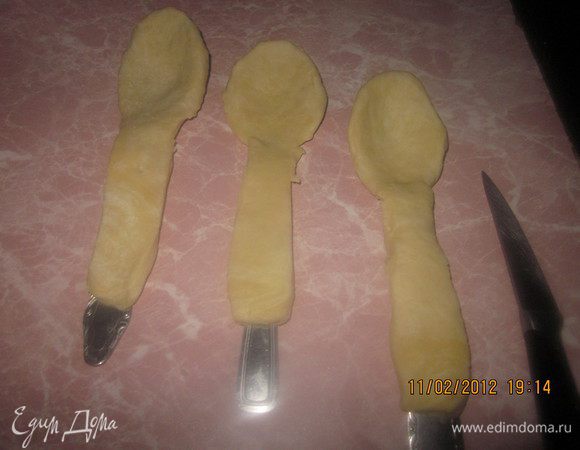 Завернем шар конвертом.Уберем в холодильник на полчаса.Достанем,раскатаем "конверт",вновь сделаем конверт.В холодильник - на полчаса.Еще разок проделаем то же.Теперь раскатываем тесто в пласт,вырезаем ложки из теста,их облепливаем вот так. Не делайте переход между ложкой и ручкой тонким, иначе ложки ломаются. 
Длинные ручки тоже нет смысла делать, потому что туда начинку не положишь. 
Ложки не надо ничем смазывать. 