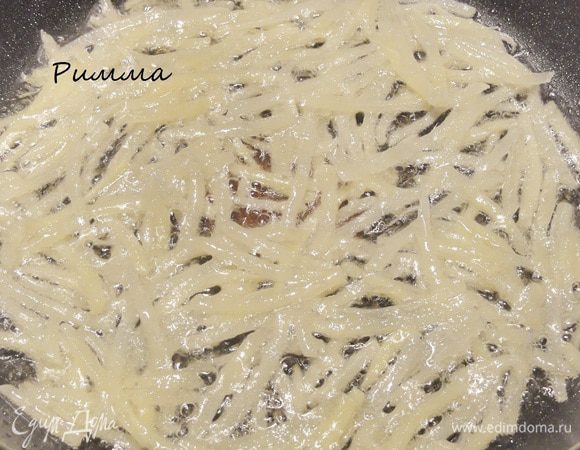 Картофель почистить, натереть на терке для корейской морковки или нарезать очень тонкой соломкой. Поджарить на растительном масле не перемешивая до золотистого цветы. Затем перевернуть и также обжарить. Выложить на бумажную салфетку, чтобы пропитать масло. Остудить и разобрать. 