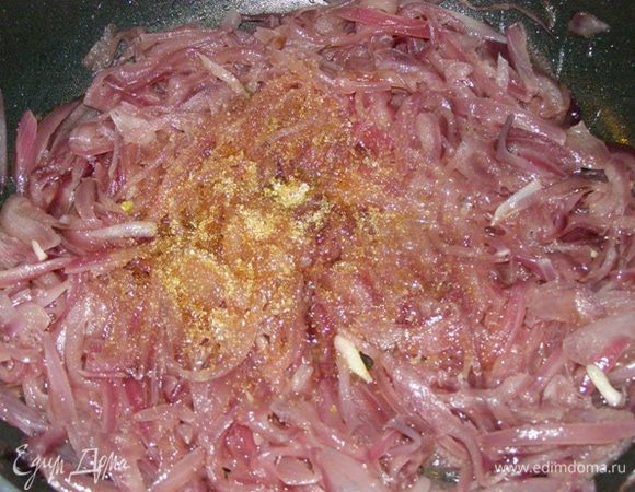 Через 20 минут откройте крышку, переключите плиту на средний огонь, добавьте сахар и соль. Помешивая, жарьте 10 минут.