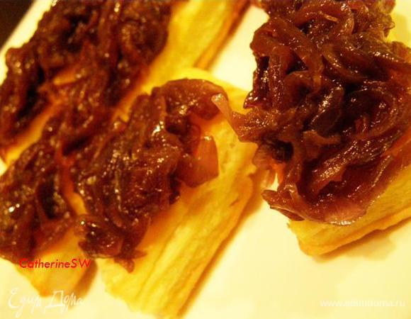 Добавьте бальзамический уксус, перемешайте. Закуска готова.