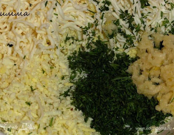Теперь приготовим «яйца глухаря». Сыр натереть на терке, желток размять вилкой, зелень укропа мелко порубить, чеснок выдавить через пресс. Добавить майонез и все перемешать.
