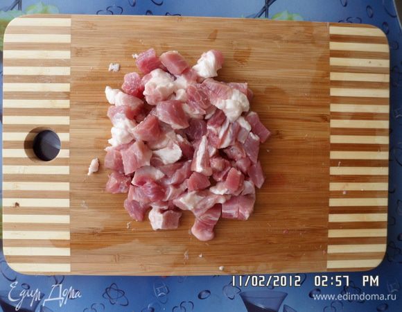 Помыть и нарезать мясо.