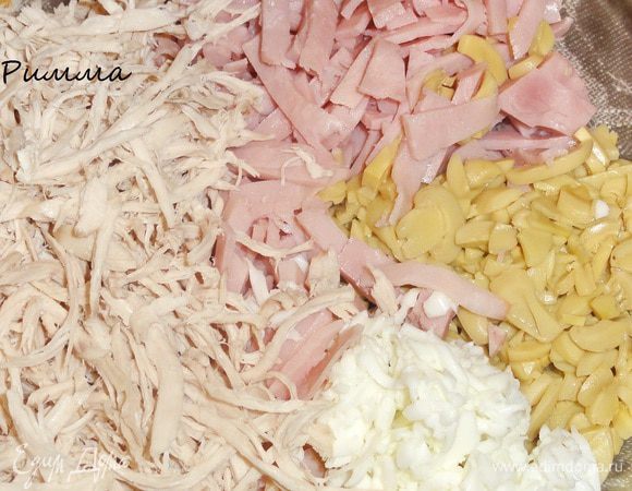 Смешать все ингредиенты для салата.