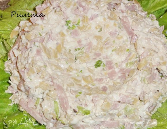 Выложить салат, формуя углубление в центре. 